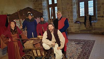 Les 5 comédiens de la Compagnie Les Arlequins costumés pour la farce médiévale "Le Vilain Mire"