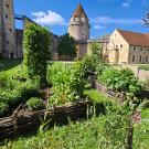 vue du jardin médiéval avec le château en arrière-plan 