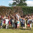 Enfants et adultes avec des armes en mousses pour un tournoi médiéval