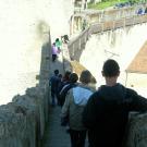 Des enfants déambulent sur le chemin de ronde