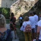 Groupe en visite dans la cour du château