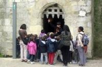 Des enfants en visite au château