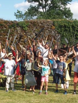 Enfants et adultes avec des armes en mousses pour un tournoi médiéval