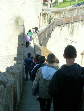 Des enfants déambulent sur le chemin de ronde