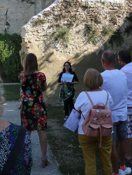 Groupe en visite dans la cour du château
