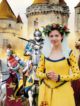 Deux chevaliers, une noble dame vêtue de jaune et une fauconnière se trouvent devant le château de Blandy