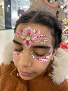 Jeune fille avec un maquillage rose de fleur