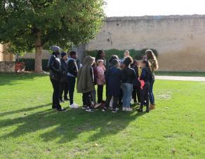 Des élèves de primaire suivent une visite guidée