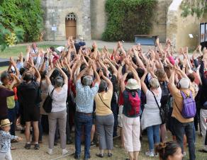 Les visiteurs lèvent les bras lors du final d'une visite décalée avec Magic Meeting