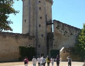 Les visiteurs d'un établissement spécialisé se dirige vers le Donjon