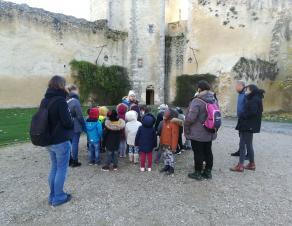 Des élèves de maternelle suivent une visite guidée du château