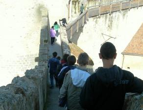 Des enfants déambulent sur le chemin de ronde