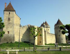Vue sur l'entrée du château et la tour carrée