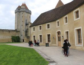 Des personnes en situation de handicap moteur visitent le château