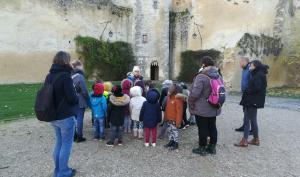 Des élèves de maternelle suivent une visite guidée du château