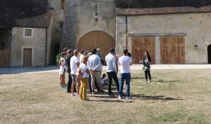 Un groupe de visiteurs suivent une visite guidée dans la cour du château