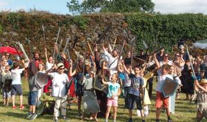 Enfants et adultes avec des armes en mousses pour un tournoi médiéval