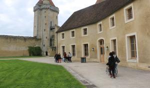 Des personnes en situation de handicap moteur visitent le château