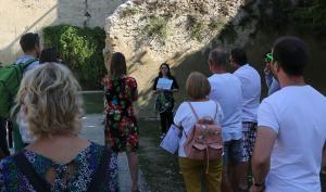 Groupe en visite dans la cour du château