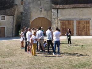 Un groupe de visiteurs suivent une visite guidée dans la cour du château