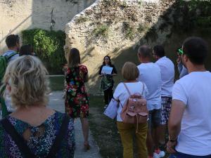 Groupe en visite dans la cour du château