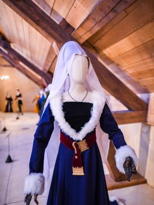 Mannequin portant une robe médiévale à tassel bleue
