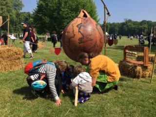 enfant autour d'un jeu