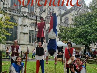 Musiciens et acrobates devant une cathédrale