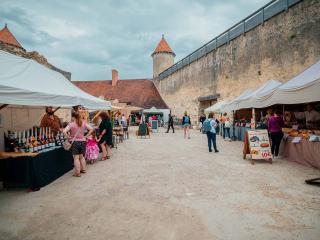 Marché médiéval dans la cour du château