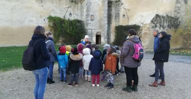 Des élèves de maternelle suivent une visite guidée du château