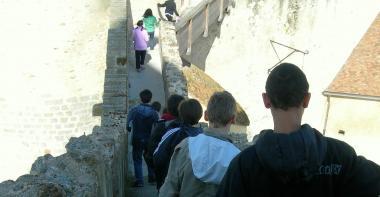 Des enfants déambulent sur le chemin de ronde