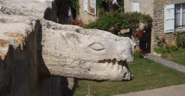 Sculpture d'une gargouille en hauteur à l'entrée du château