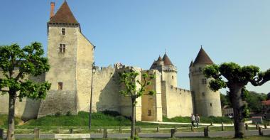 Vue sur l'entrée du château et la tour carrée