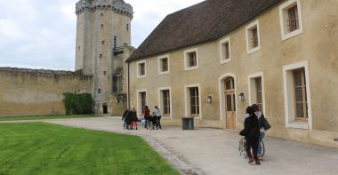 Des personnes en situation de handicap moteur visitent le château