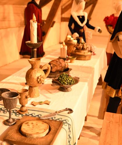 Plusieurs plats sur la table du banquet de Blandy