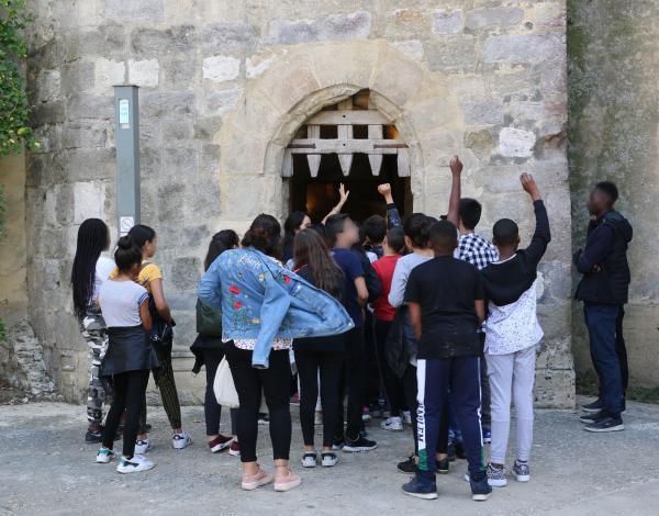 Un groupe de collégiens devant la herse du donjon de Blandy