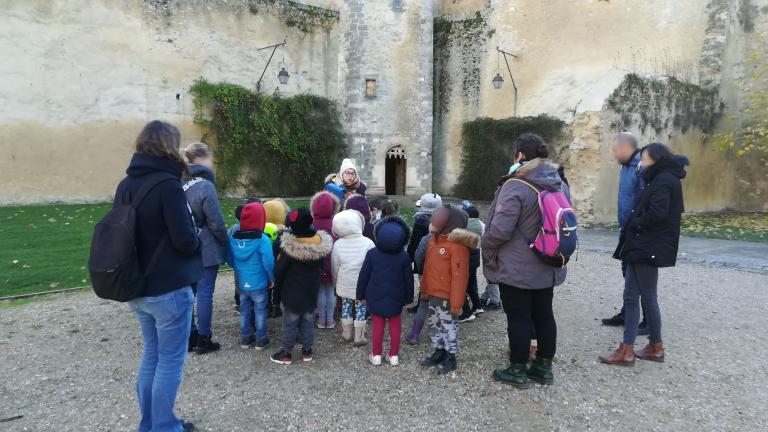 Des élèves de maternelle suivent une visite guidée du château