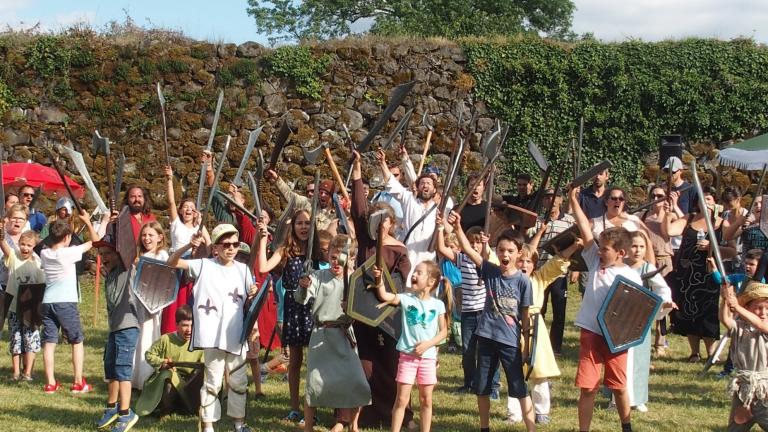 Enfants et adultes avec des armes en mousses pour un tournoi médiéval