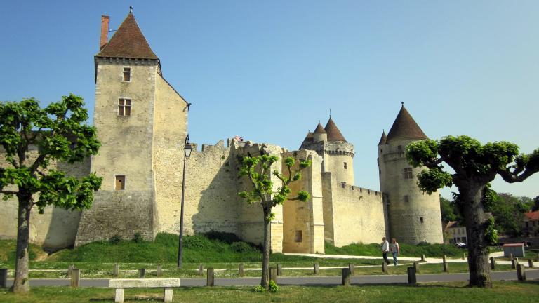 Vue sur l'entrée du château et la tour carrée