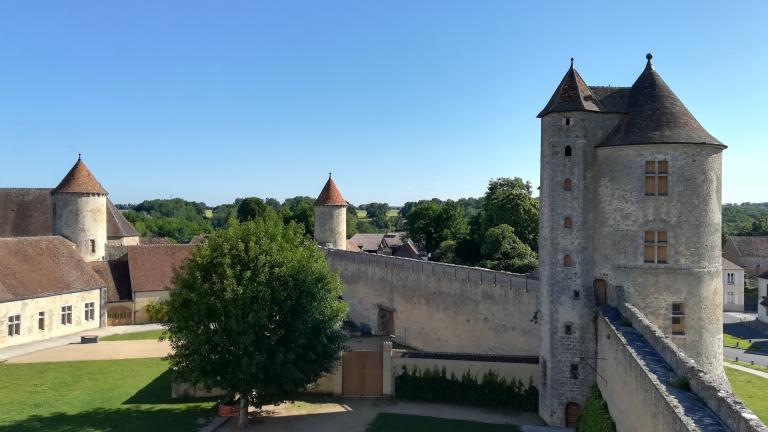 Vue sur les tours depuis le chemin des courtines