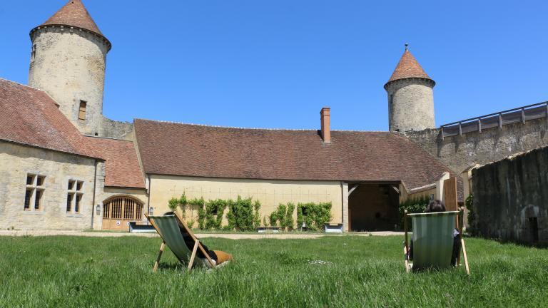 Vue depuis de la cour du château avec la tour Nord et la tour de justice