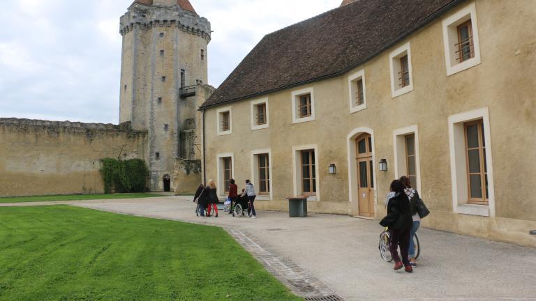 Des personnes en situation de handicap moteur visitent le château