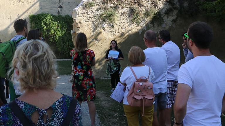 Groupe en visite dans la cour du château
