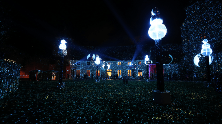 Illuminations dans la cour du château