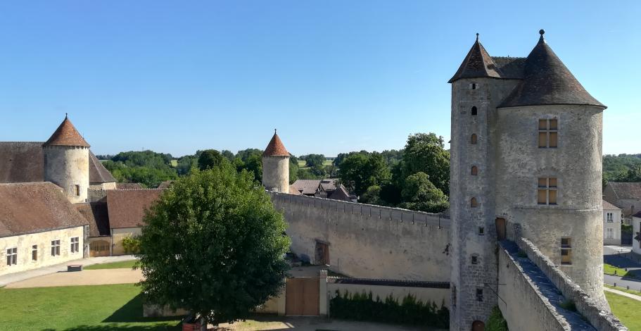 Vue sur les tours depuis le chemin des courtines