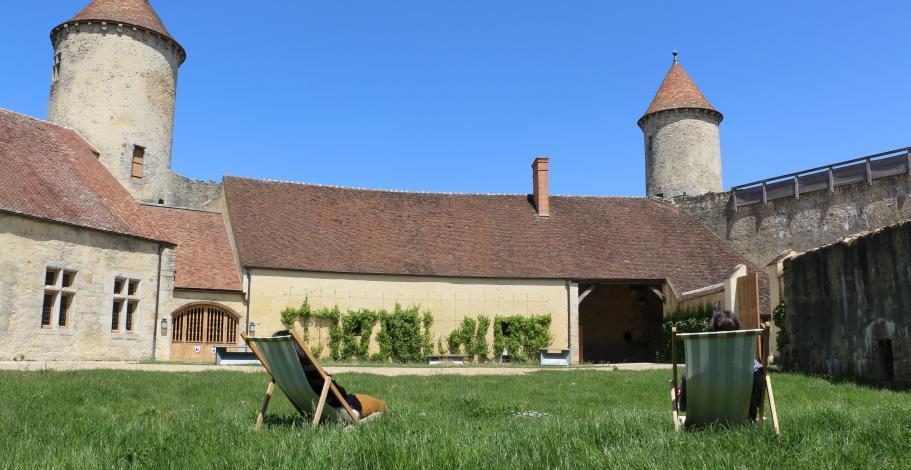 Vue depuis de la cour du château avec la tour Nord et la tour de justice